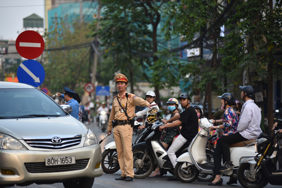Chặn một chiều đường Cát Linh, xe cộ ùn ứ giờ cao điểm